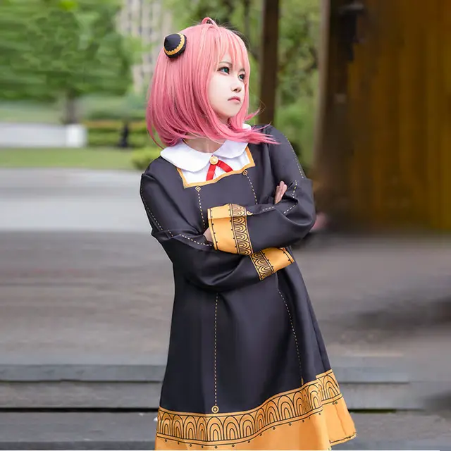 Photo d'une fille en cosplay Anya Forger avec son costume qui regarde vers le ciel