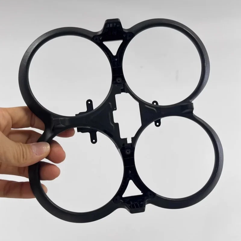 Housse protection hélice DJI Avata orange installée sur un drone, vue de côté.