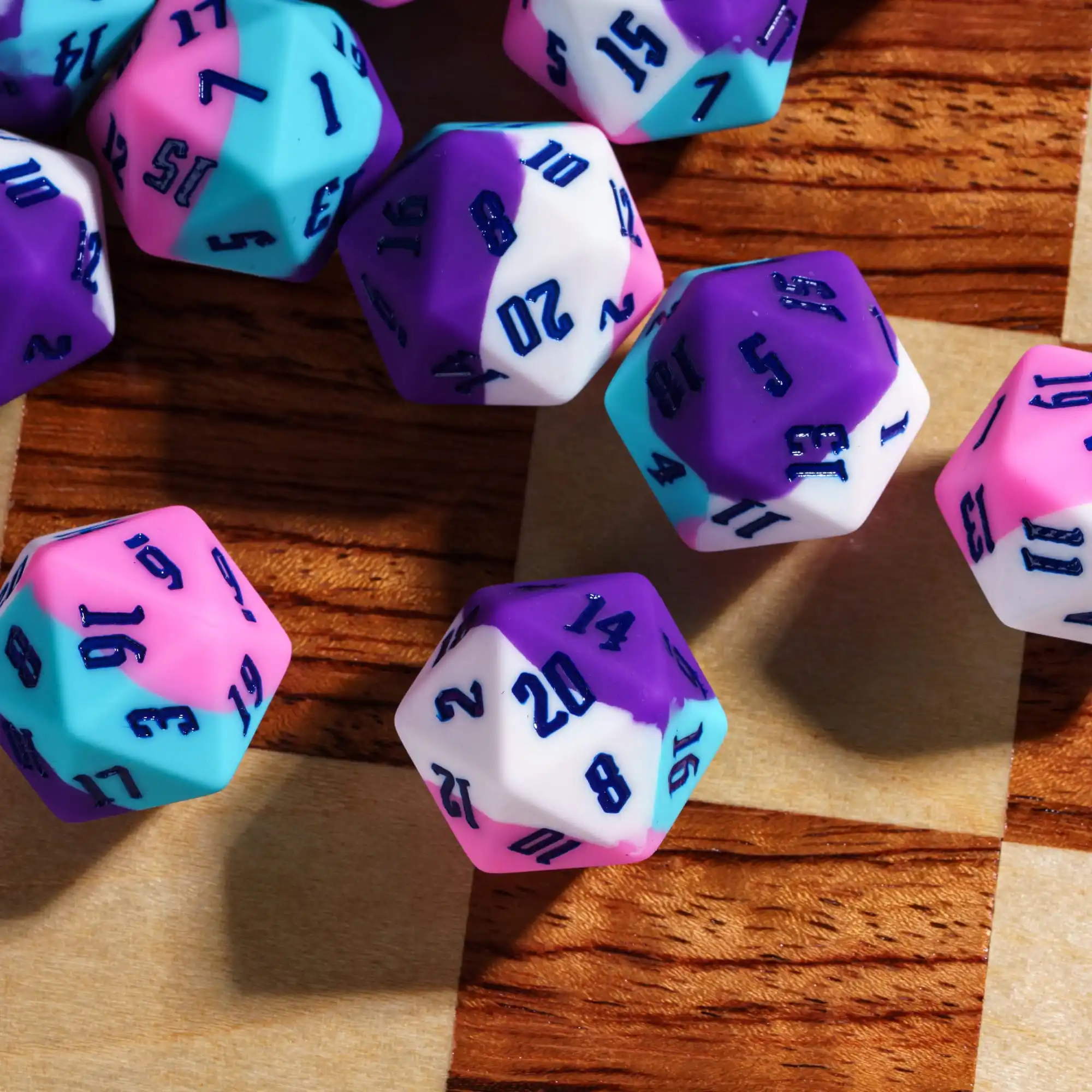 

Cusdie 7Pcs Силикон D20 Кости гибкие D20 Многогранные кости RPG Настольные вечеринки Бары доски Игровые столы аксессуары