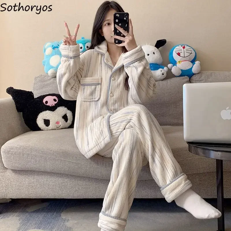 

Пижамный комплект из кораллового флиса, женская зимняя уютная универсальная пижама в полоску, повседневная домашняя милая мягкая шикарная Студенческая одежда в Корейском стиле с карманами
