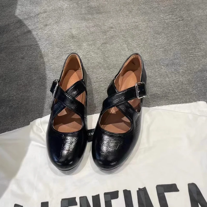 Brand Design Patent Pu Leather Ballet Flats Woman Cross Buckle Strap Mary Jane Shoes Ladies Wrinkle Effect Cut Out Loafers