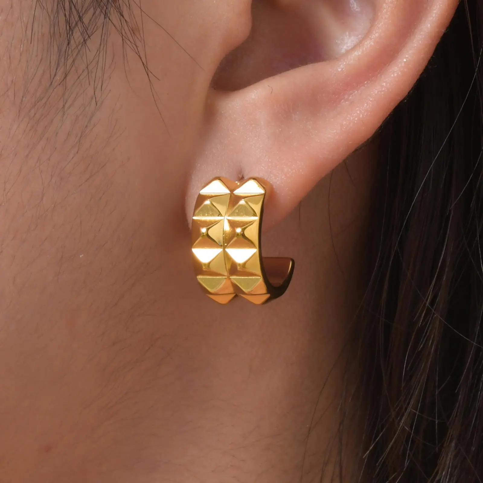Einzigartige C-förmige Hakenohrringe für Frauen, vergoldete Edelstahl-Ohrstecker, eleganter, exquisiter Schmuck, Party-Premium-Geschenk – Detail 2