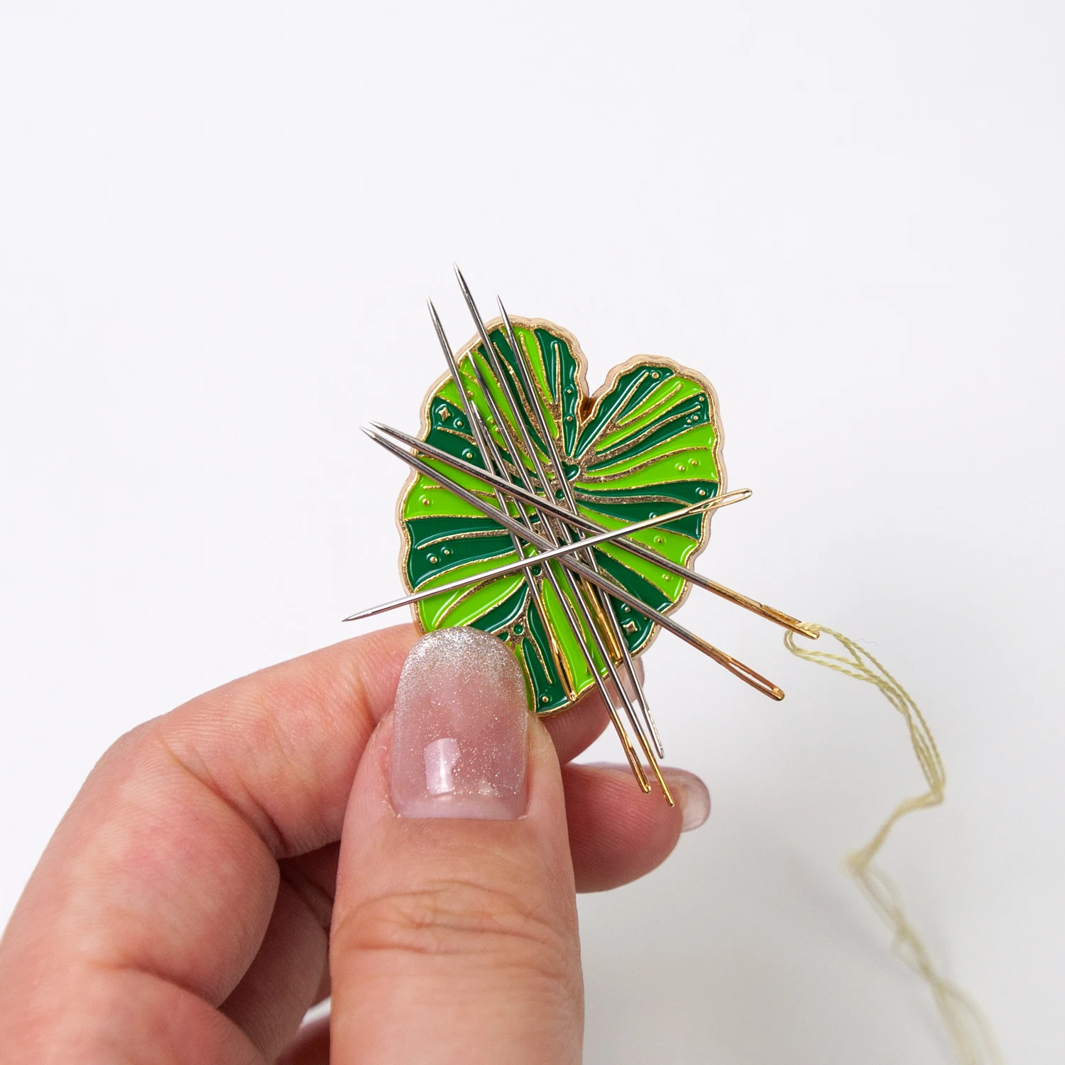 Needle Minder Sewing Magnetic Keeper Enamel Needle Pins Holder Needle Nanny with Magnet for Cross Stitch Embroidery Needlework