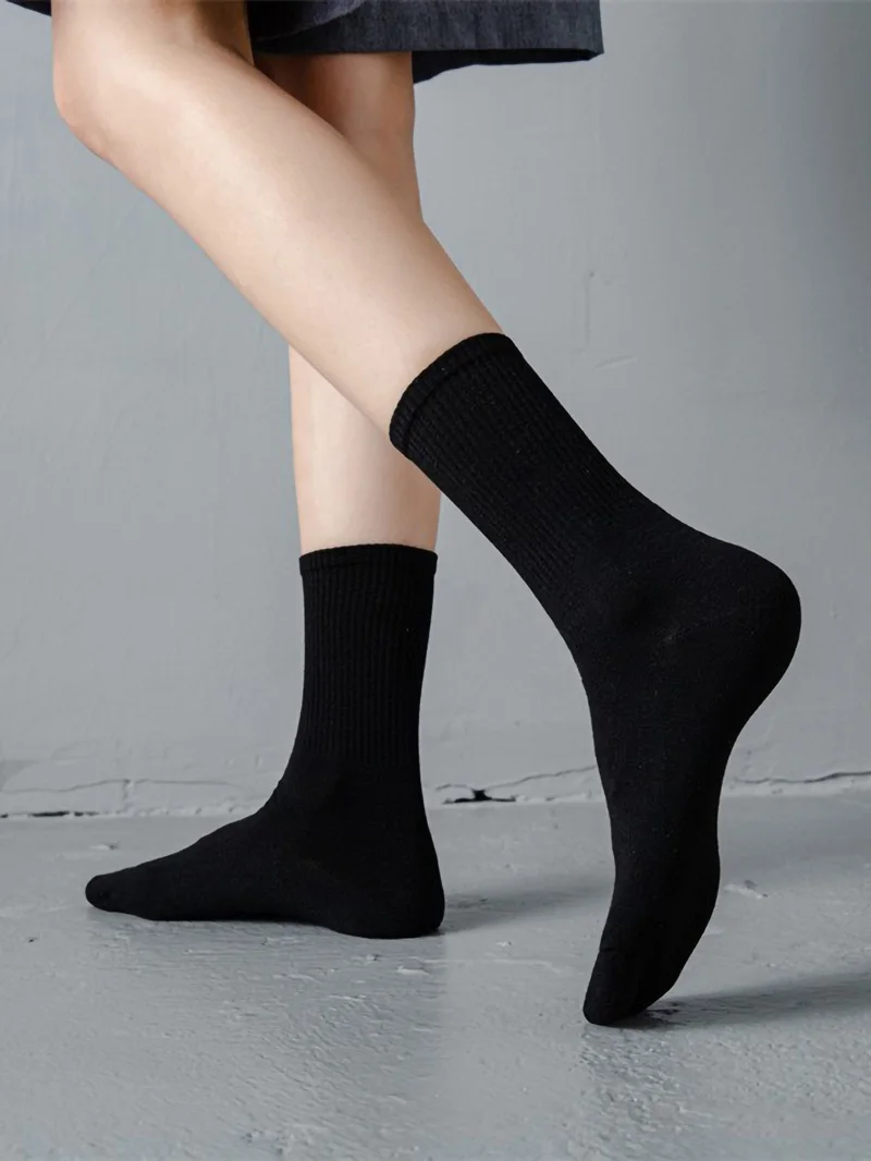 5/10 Pairs High Quality Men Crew Socks Black White Middle Tube Socks Streetwear Soft Breathable Cotton Mens Casual Sports Socks 6 Sc2444e01dec94bfdbe1cf94590e49051F