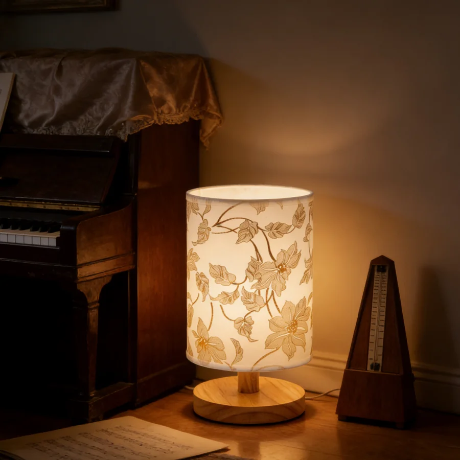1PC 우아한 화이트 & 골드 플로럴 데스크 램프, 원통형 패브릭 갓이 있는 천연 나무 베이스 야간 조명