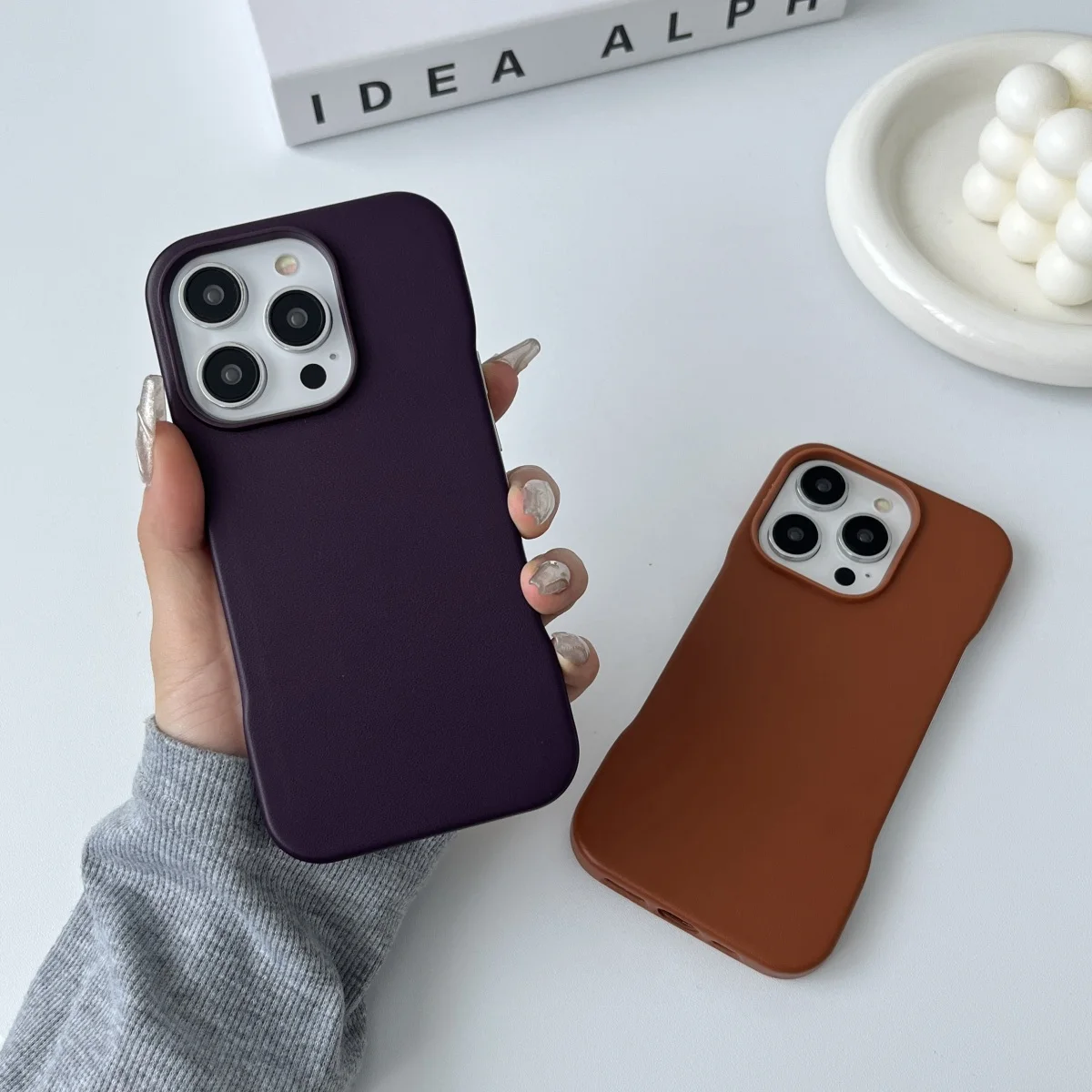 Funda Delgada De Cuero Vegetal Magnética Para IPhone 12 Al 17 Pro Max - Ligera, Antideslizante Y Compatible Con Carga MagSafe
