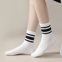Quatre paires de chaussettes pour enfants pour le printemps et l'automne, style polyvalent rayé, chaussettes mi-mollet avec un style scolaire. 4