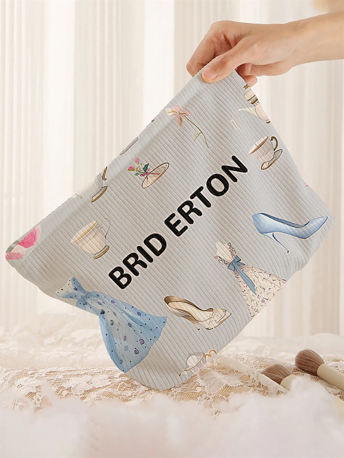 1 corduroy makeup bag, lightweight zipper makeup storage box, multifunctional bag with lining