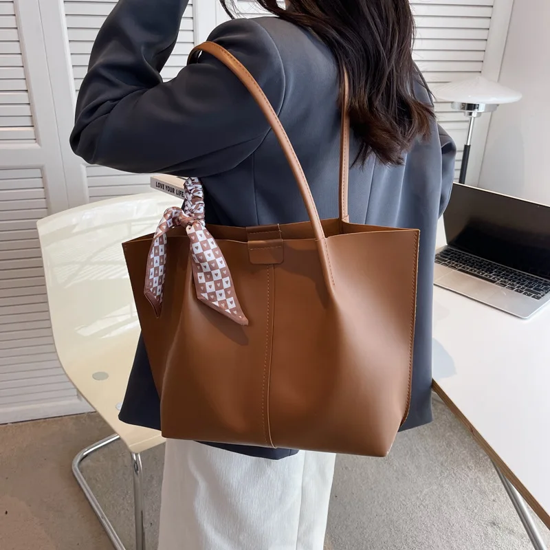 Simple Women's Large Capacity 2024 New Personalized Summer Shoulder Trendy Leisure Commute Tote Bag