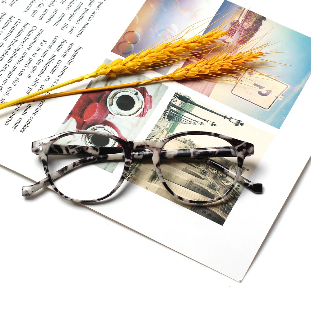 Boncamor  Reading Glasses Spring Hinge HD Wear-resistant Anti-blue Light Gray Leopard Round Frame