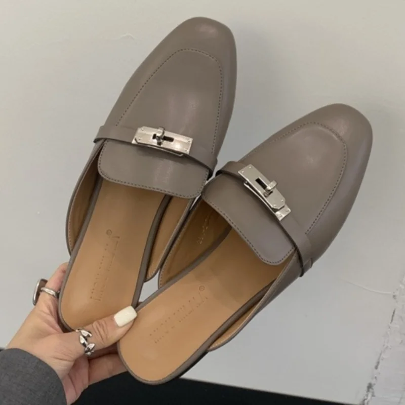 2025 صيف خريف جديد المرأة جلدية مريحة الانزلاق على النعال اليومية زخرفة المعادن عادية خارج  الصنادل الإناث