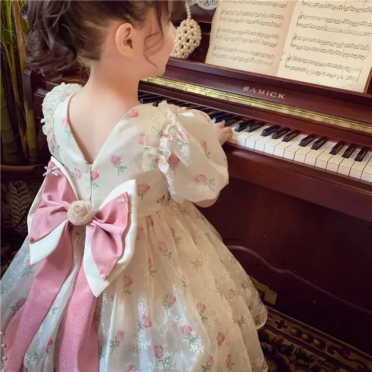 فستان أميرة للبنات من 1-8 سنوات مزين بالدانتيل والزهور مع طباعة كاملة وفيونكة كبيرة وزخارف لؤلؤية لحفلات الأطفال