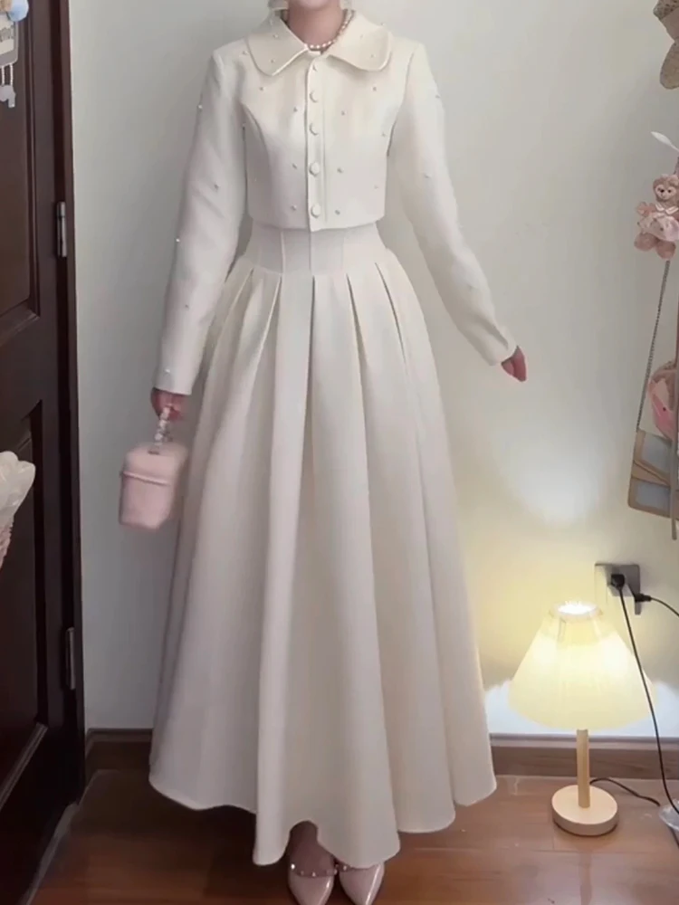 طقم تنورة و سترة مطرزة خريف 2025