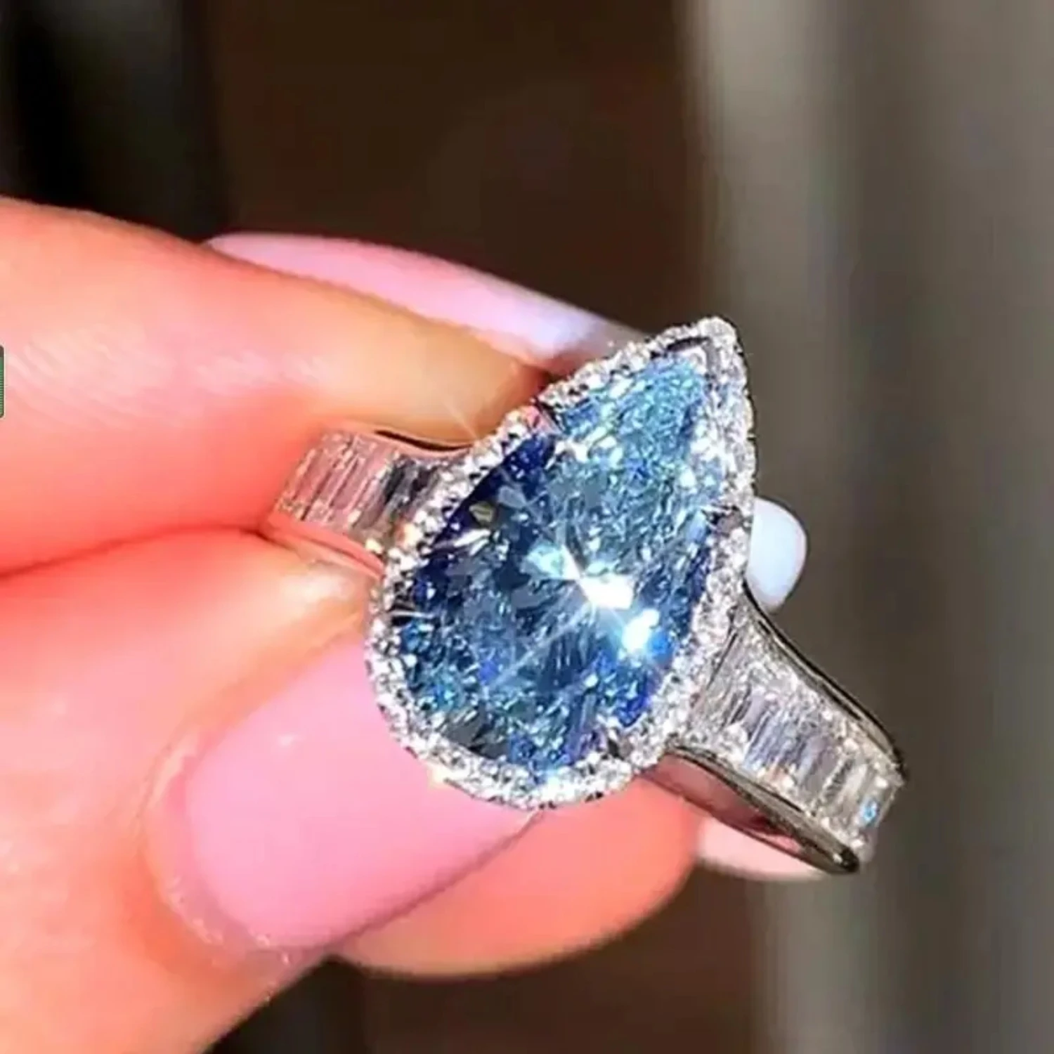 Exquisite and Stunning Water-drop Blue Zircon Engagement Ring with Sparkling Gemstone-Elegant Design for Women's Wedding Band
