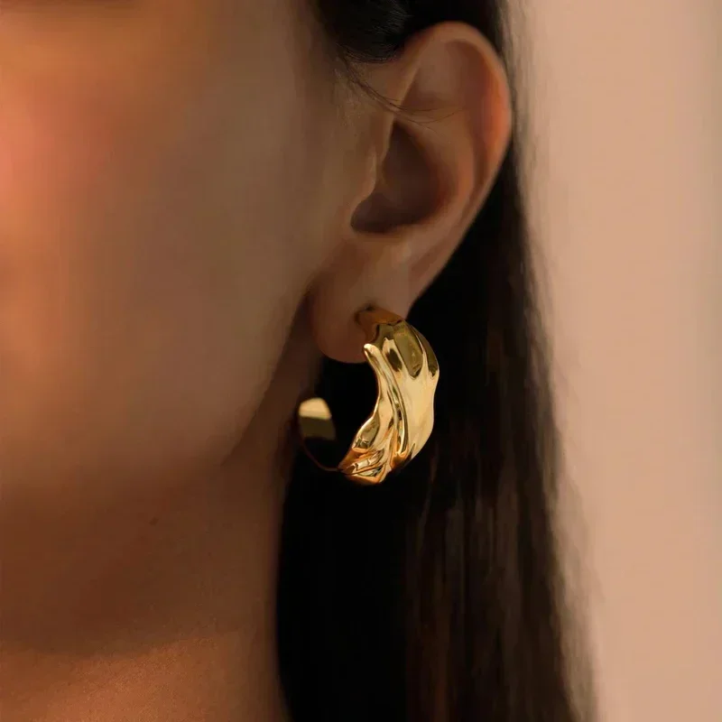 Stainless Steel Striped C Shape Huggie Hoop Earrings Women Sleek Metal Gold Color Twist Hoops Statement Ear Buckle Retro Jewelry