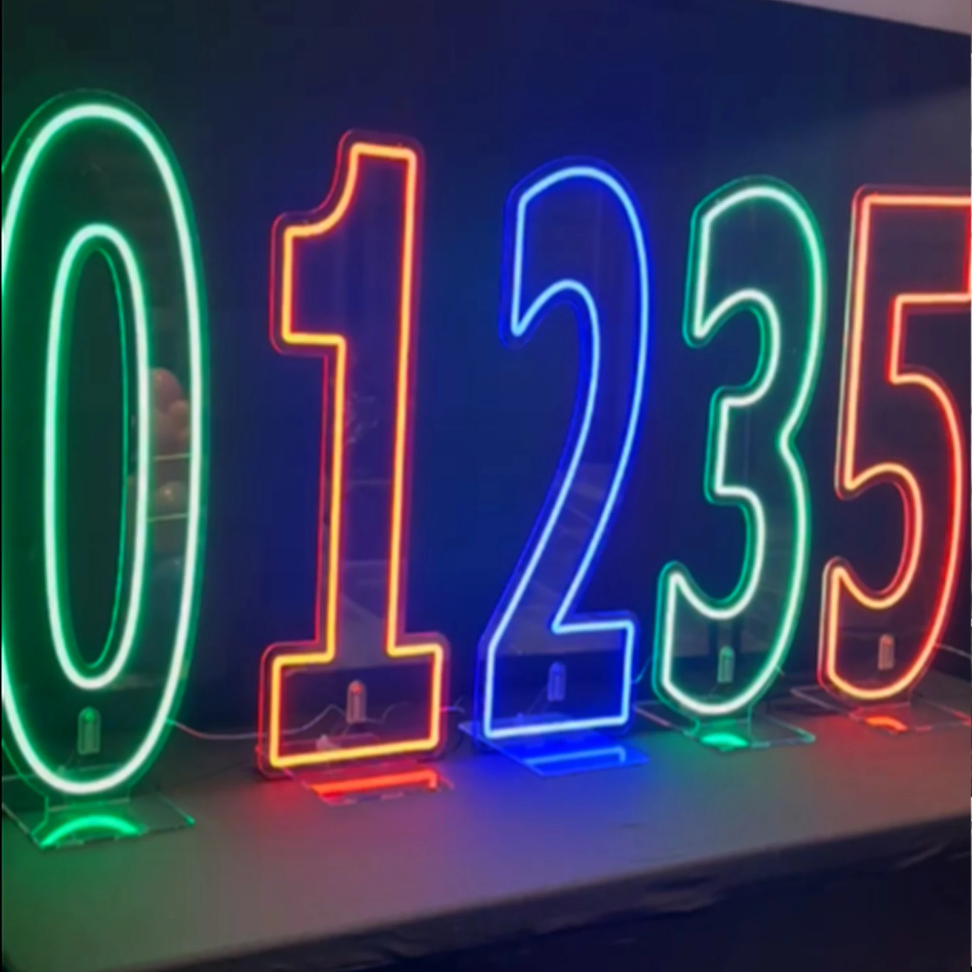 100cmのネオンサインは、色が変わる数字と文字が付いており、自立して使用でき、休日の装飾として使用できます。 - AliExpress 39 ネオン照明 大型ヘアサロンネオンサイン ウォールアート 装飾 ビジネス 理髪店 50cm