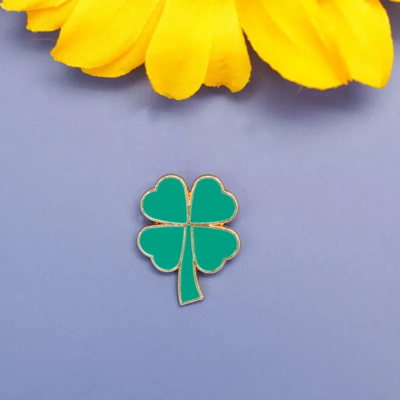 Four-leaf clover brooch alloy badge green plant buckle pin clothing bag