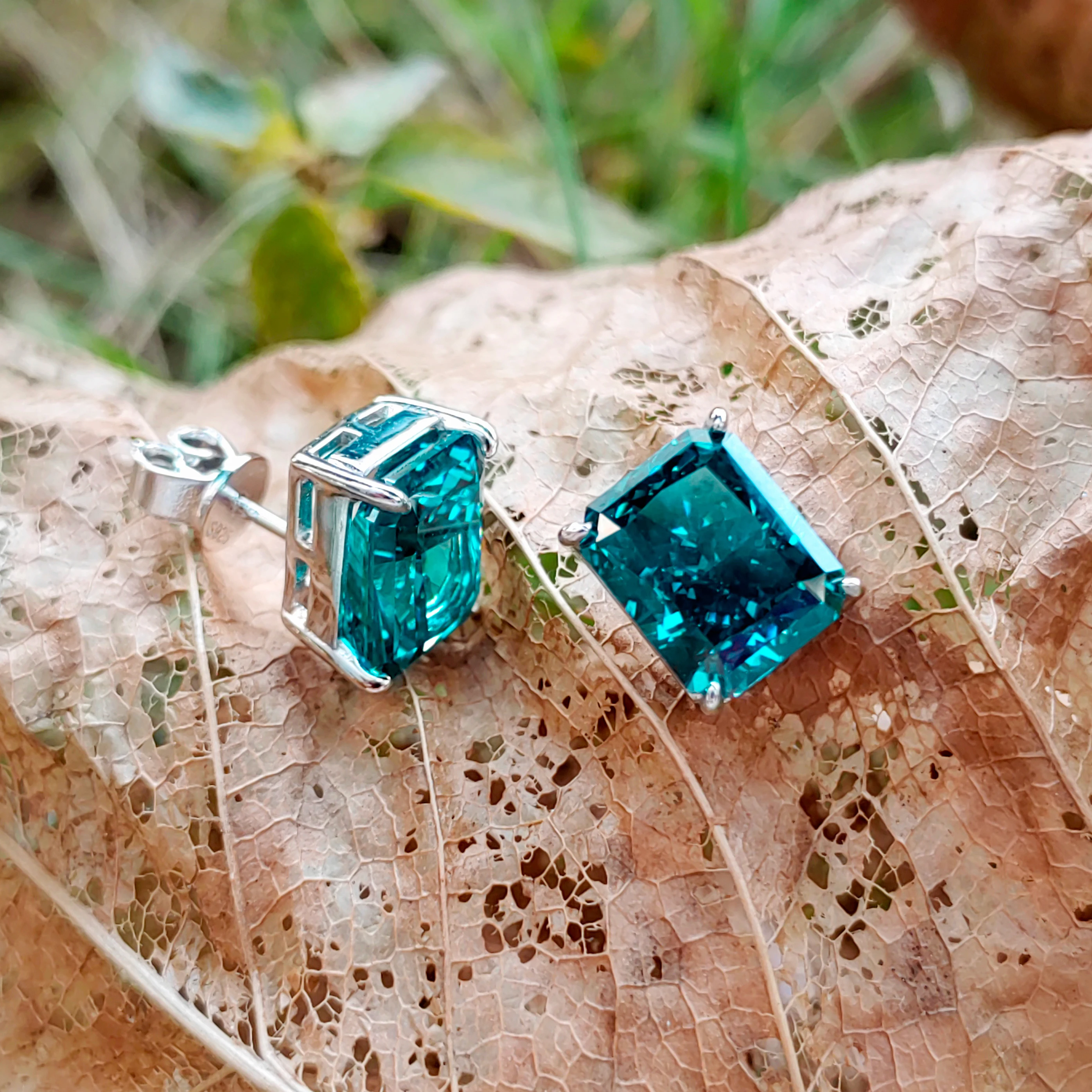 S925 Sterling Silber Platin- und Goldbeschichtete Rechteckige Ohrringe mit Eisgeschnittenem Paraiba Blaugrünem Zirkon für Damen – Detail 6