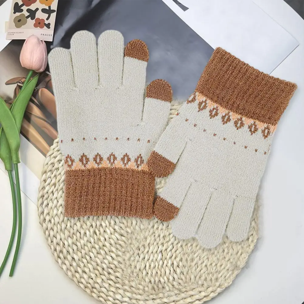 

Children's gloves are designed with lace and contrasting colors, and are overall simple and fashionable.