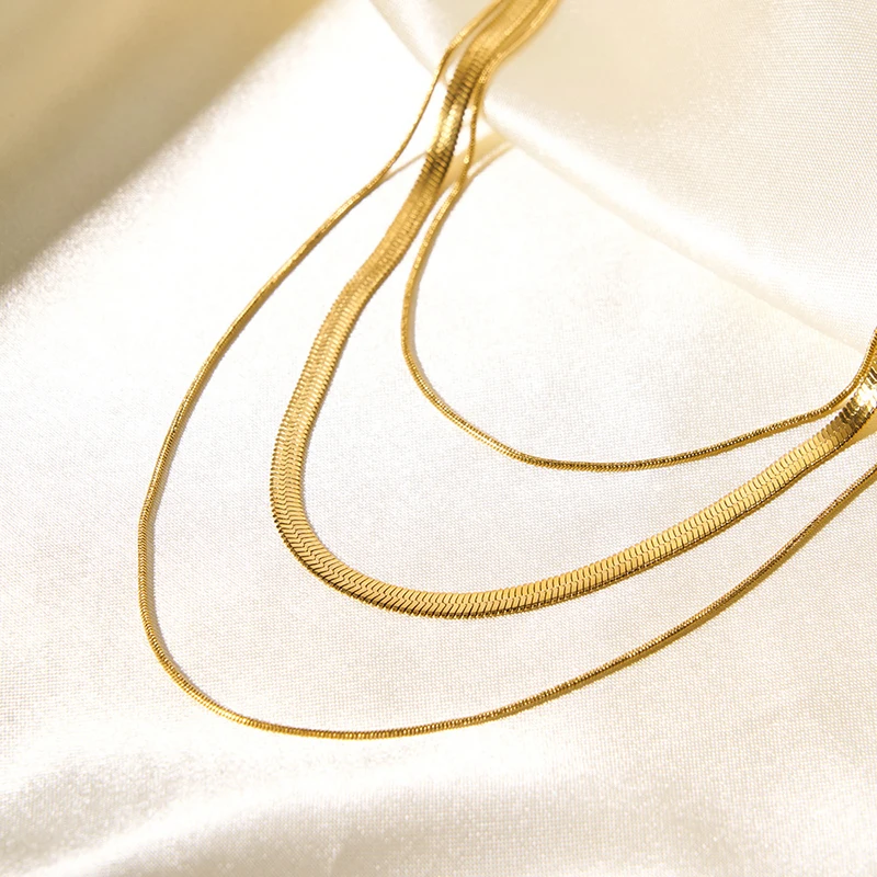 Set di collane a strati in oro con catena a serpente e girocollo spina di