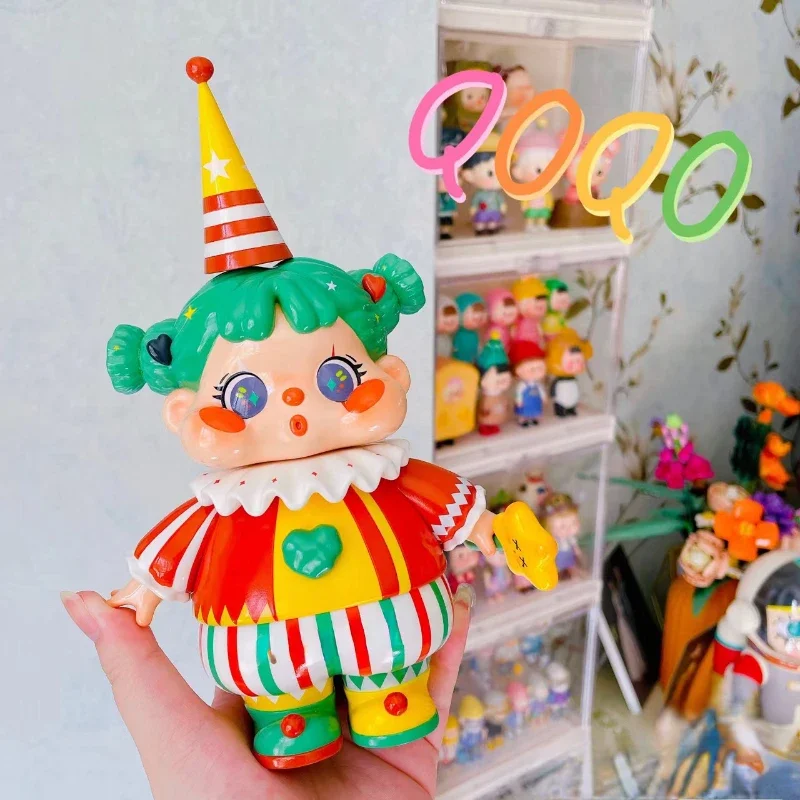 

Original QOQO Circus Be Curious Cute Fat Girl Figure Neon Magician Big Hat Big Eyes Entertainers Designer Toys Art Decoration