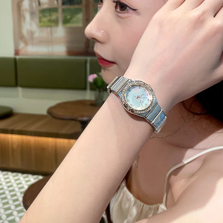 Ladies round diamond inlaid watch luxurious and exquisite water diamond quartz watch with steel strap ladies diamond watch