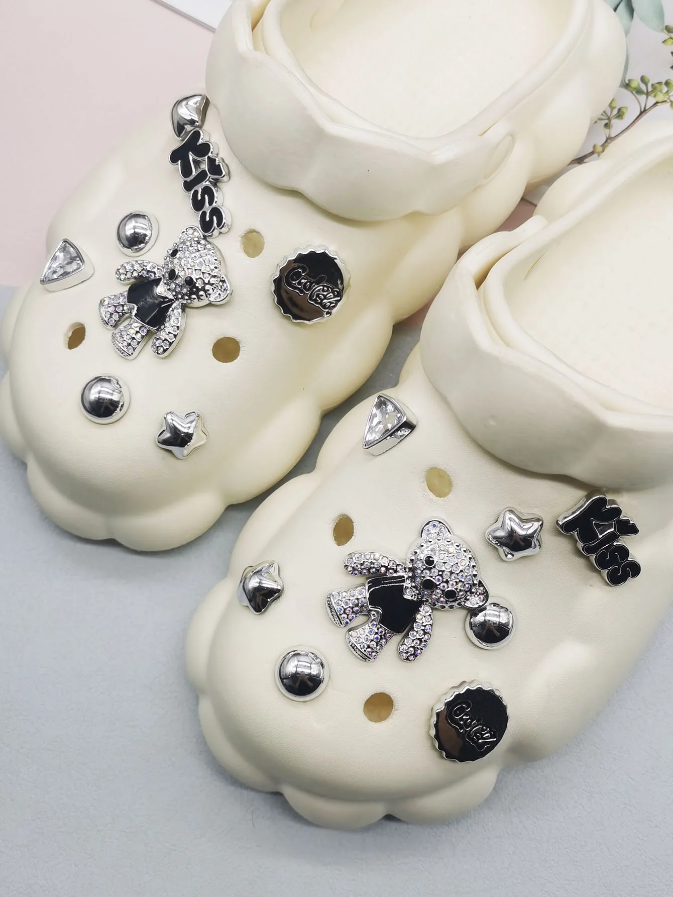 16 Stück Silberne Bären-Schuhcharms Dekorationen Abnehmbare Kappe Clogs Schuhschnalle DIY Zubehör Glitzernde Multifunktionale KISS Schuhclips – Detail 4