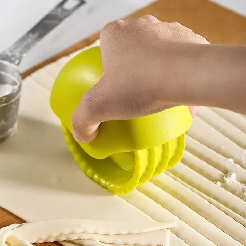 1Pcs Scroll Wheel Baking Pastry Tool For Little Squares Mini Pizzas Raviolis Breadsticks Tagliatelle Biscuit Mold Cutter