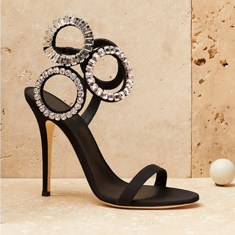 

Женские летние туфли на шпильках с открытым носком и пряжкой