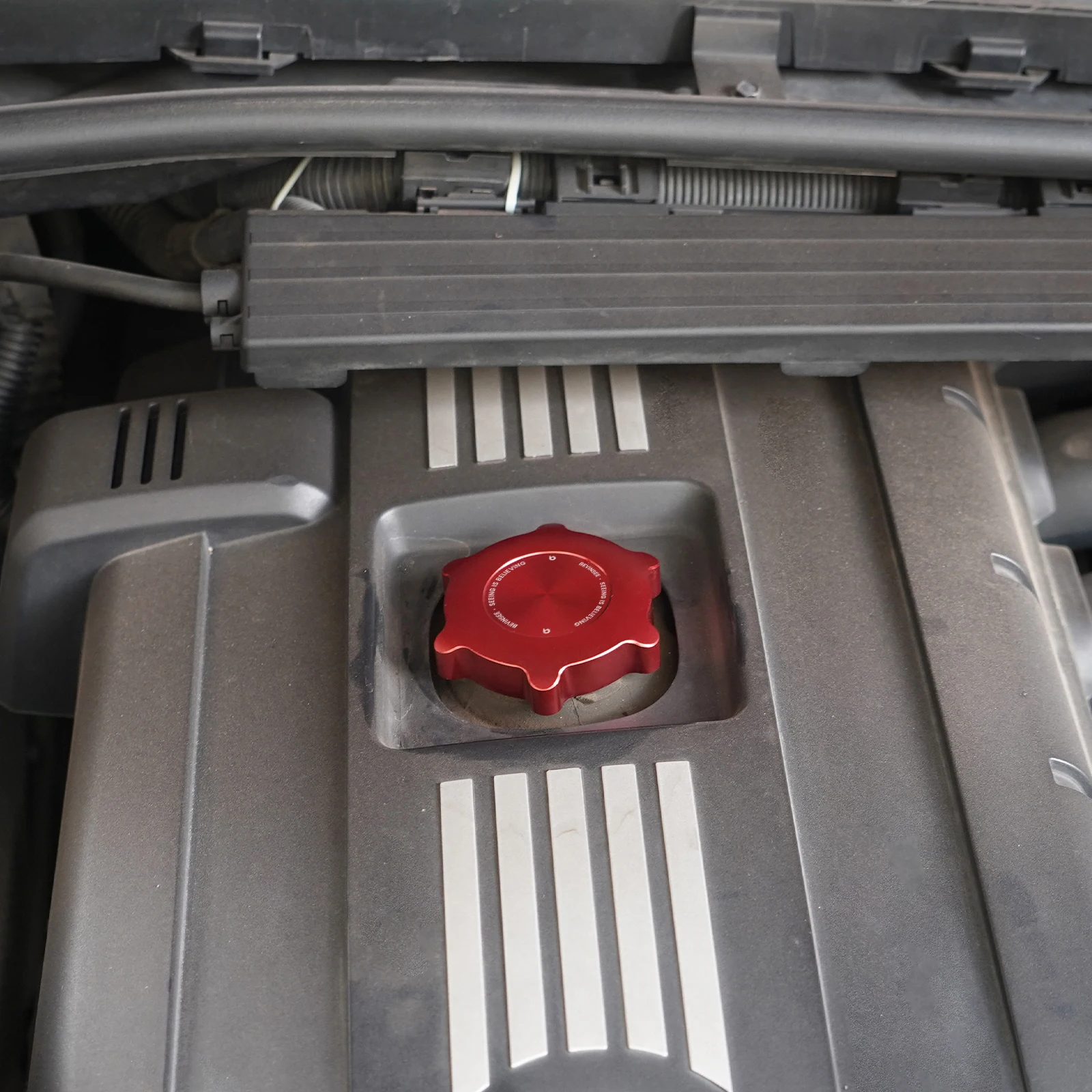 BEVINSEE Aluminium-Motoröl-Einfüllhals-Dichtungskappe für BMW E39 E60 E61 525i 528i 530i,E90 E92 E46 E36 E30,X3 E83,X5 E53 E70 – Detail 2