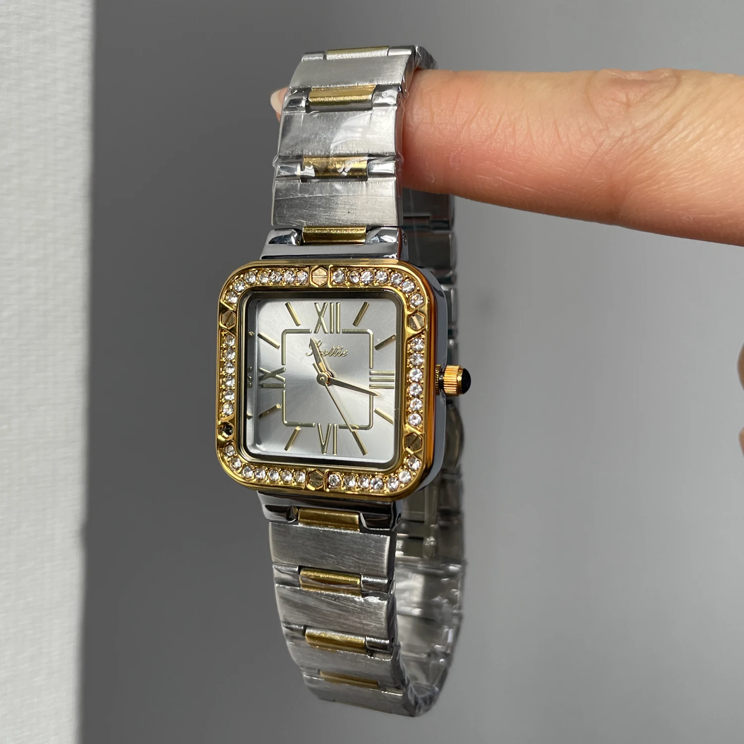 Elegant Women's Luxury Silver Quartz Watch - High-Quality Fashion Timepiece