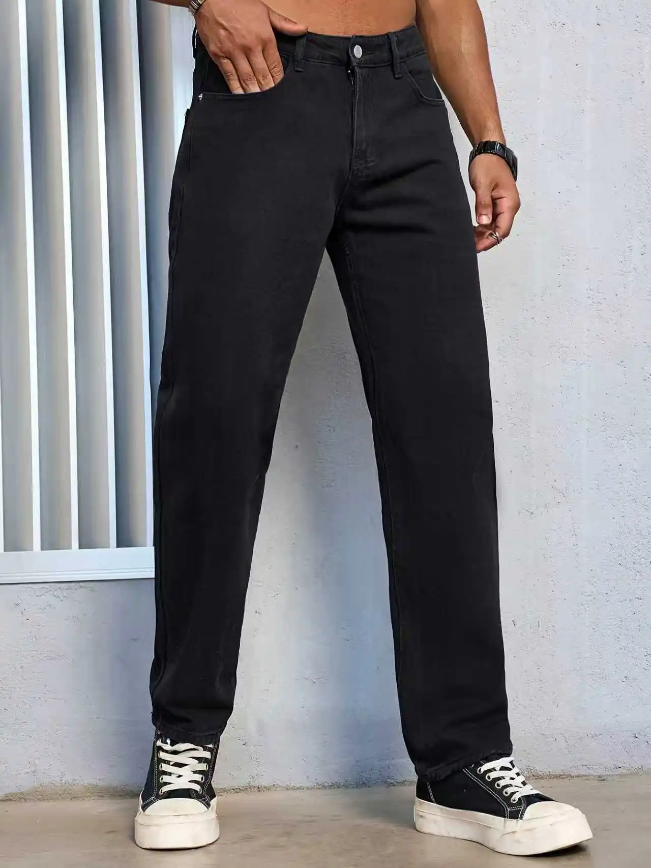 Lässige, einfarbige Herrenjeans in Schwarz mit normaler Passform