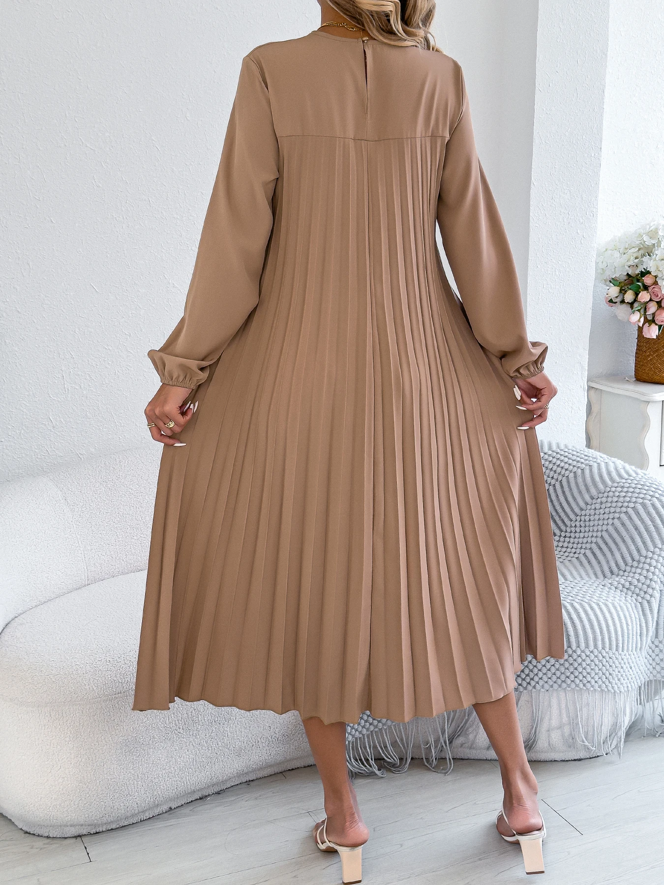 Retro Solid Color Round Neck Long Sleeve Pleated Dress