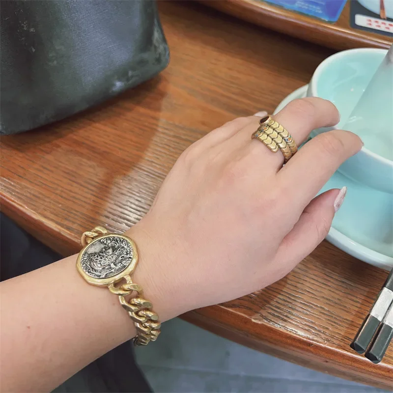 Detalhe das moedas antigas gravadas em relevo com acabamento dourado premium