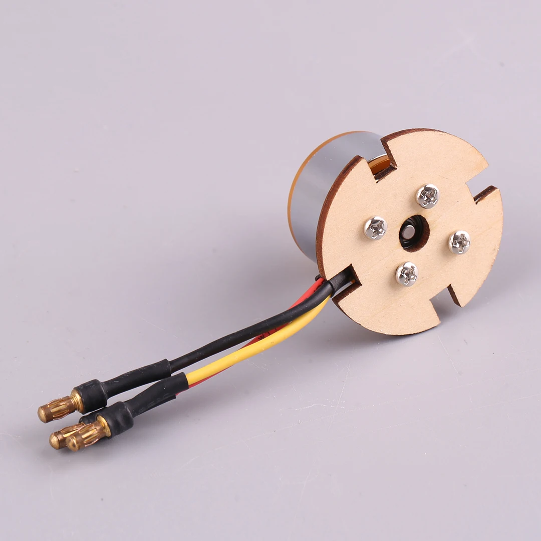 Support moteur bois pour moteur série 22 installé dans un avion RC, avec le moteur fixé.