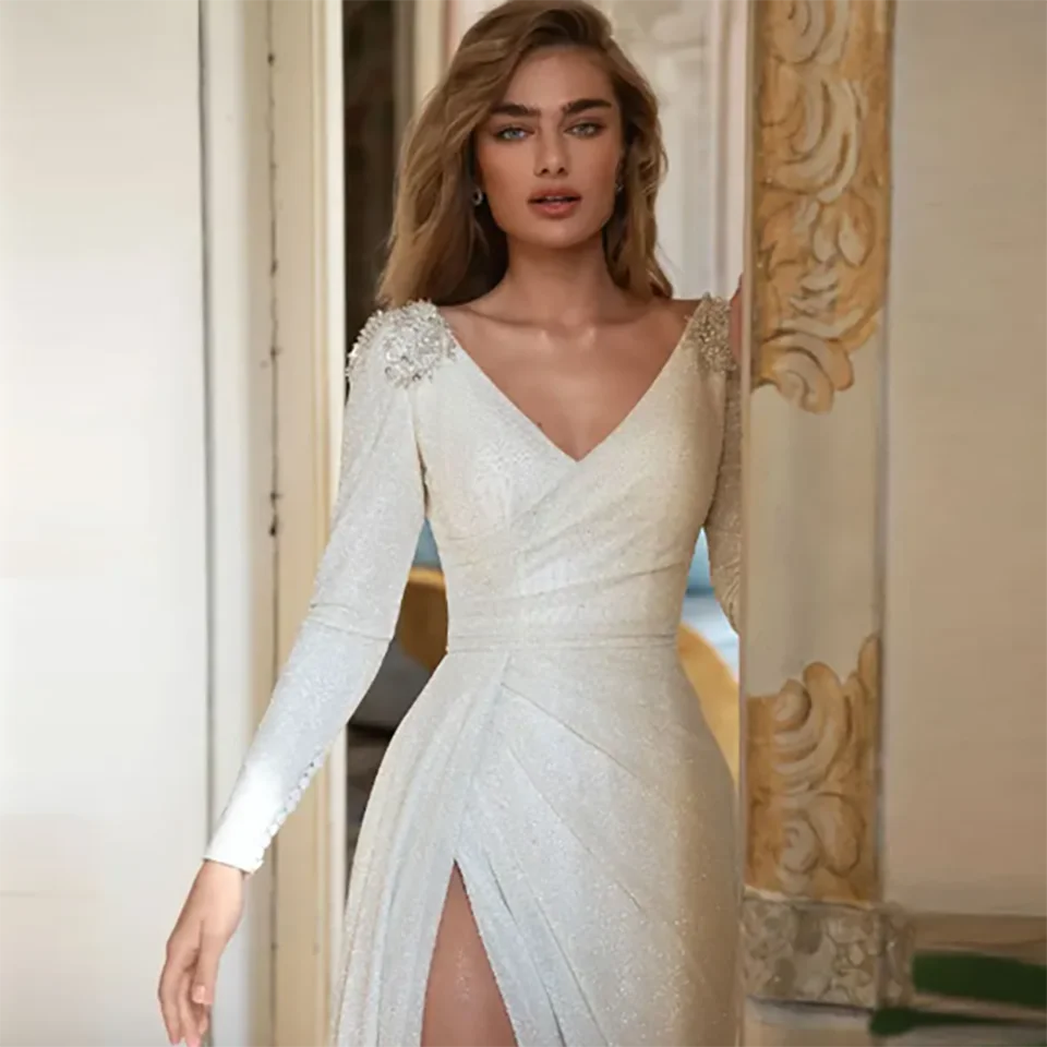 Maßgeschneiderte elegante Hochzeitskleider mit hohem Schlitz, glänzendem V-Ausschnitt, A-Linie, langen Ärmeln, Illusions-Details und Hofschleppe aus Tüll für 2026 – Detail 4