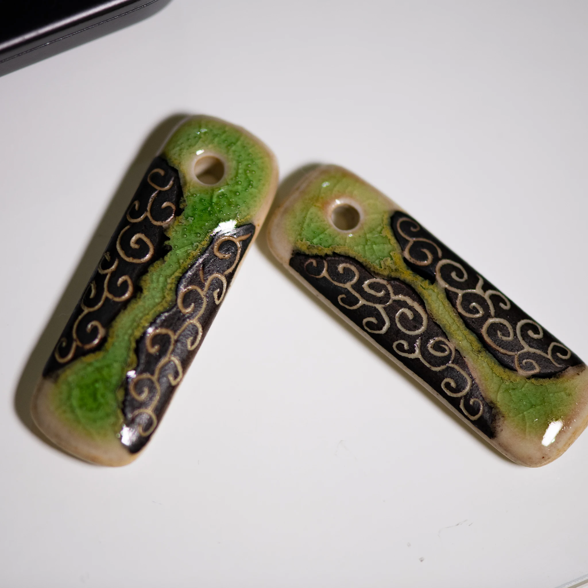 Hochtemperatur-Keramik-Anhängerperlen, handbemalt, Vintage-Stil, 51 x 17 mm, 2 Stück – Detail 4