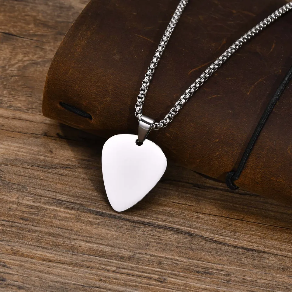 Collana con ciondolo a forma di chitarra in acciaio al titanio per gli amici musicisti amanti della chitarra