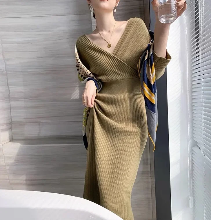 

French elegance 2023 autumn and winter new V-neck thin knit dress women