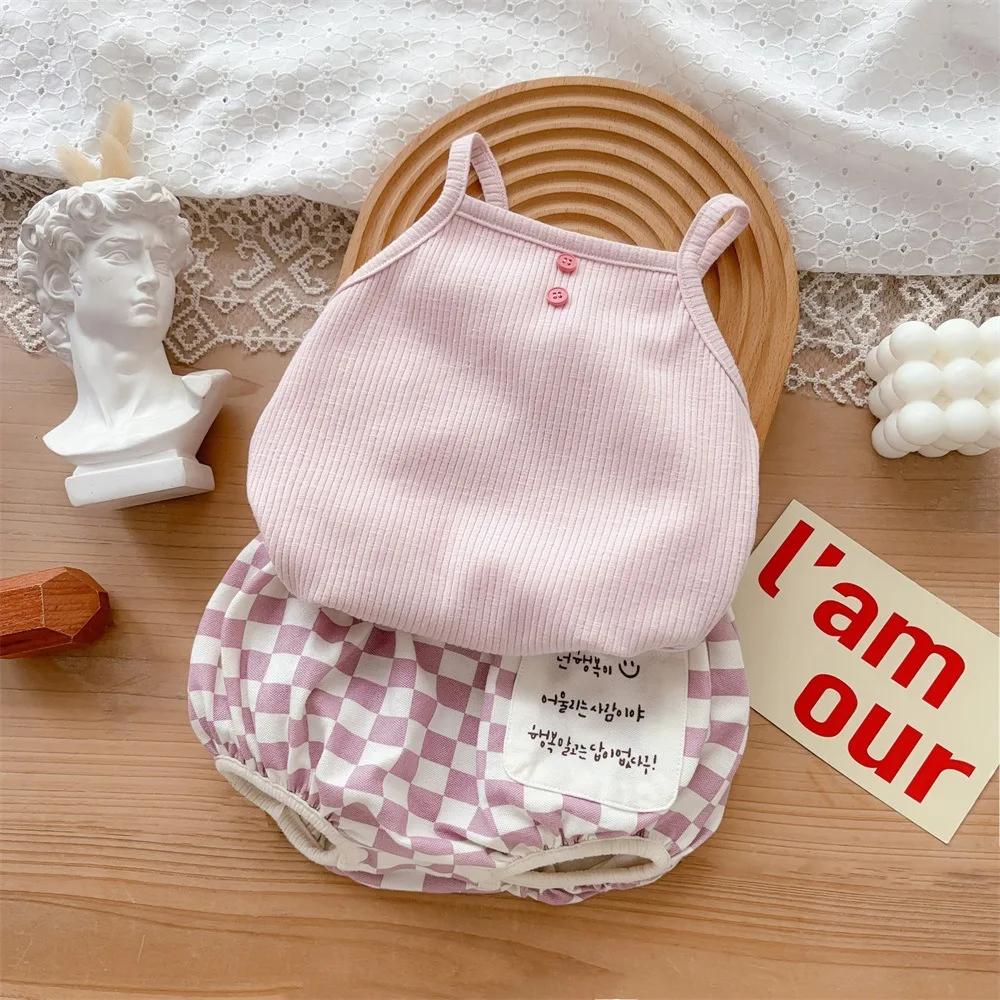 

Комплект летней одежды для маленьких девочек из 2 предметов, однотонный хлопковый Тонкий Топ на бретельках, клетчатые буквенные наклейки, комплект из ПП шорт, наряды для маленьких девочек