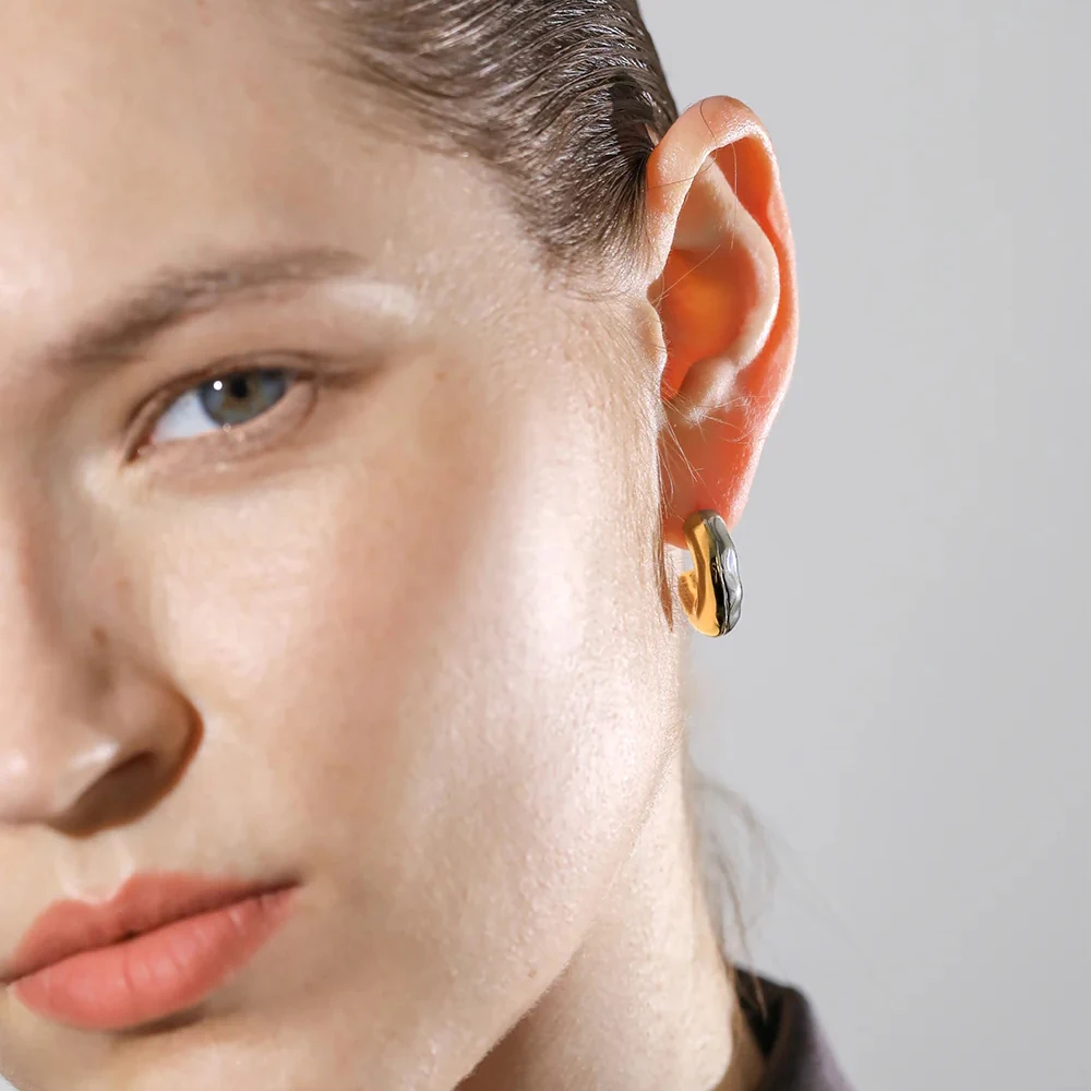 PVD Stainless Steel Chunky Round Tube C-Shaped Hoop Earrings Lava Textured Two-tone 18K Gold Plated Ear Huggie Statement Jewelry
