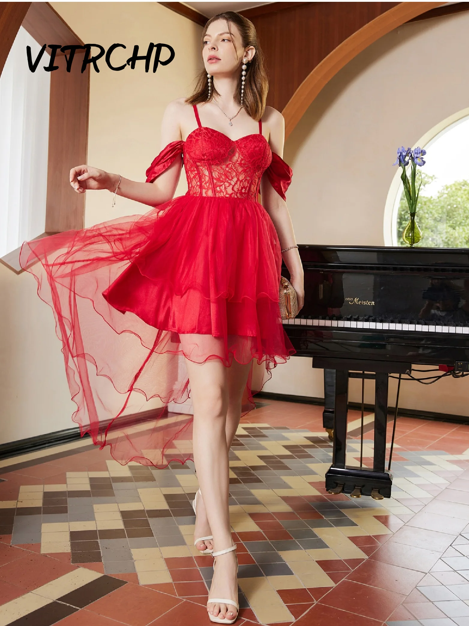 2023 Vörös biliárdgolyó csipkével Üreges Bukott Koktél dresses számára Nők Elállás Mellöv sexi Félfogadás Spagetti straps báli Bor színe Rendetlen vestidos Bor színe