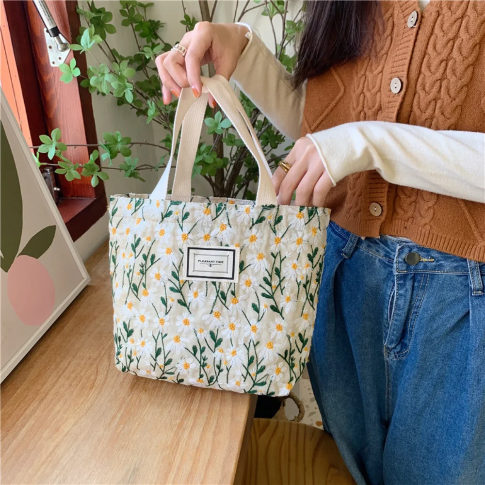 

Sweet Embroidery Daisy Flower Handbag Snack Storage Bento Bag Hand Carry Mommy Bag