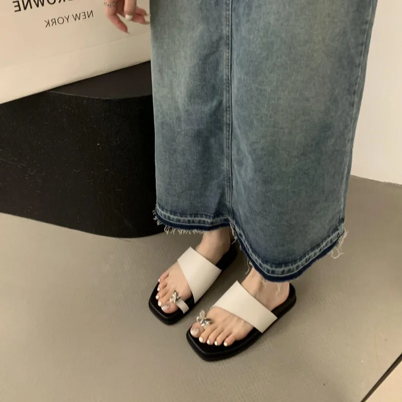 

Шлепанцы женские резиновые, низкие тапки из натуральной кожи, с заклепками, сланцы из гавайской искусственной кожи, с металлическим декором, на каблуке-копытце