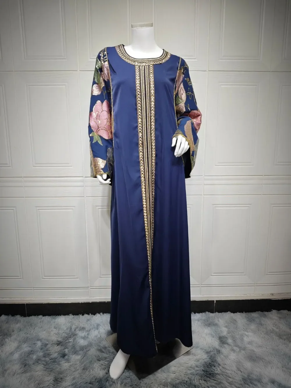 جلابية طويلة بأكمام مزخرفة وتفاصيل أمامية أنيقة