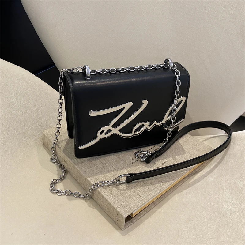 Moda Crossbody Çanta Düz Renk Omuz Çantası Metal Harfli Logo ChainLink Askı Günlük Kullanım için Manyetik Düğme Özellikli