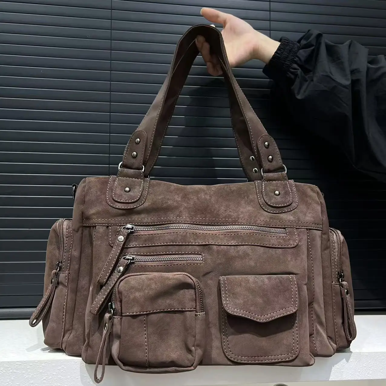 Damenmode Y2K Hot Girl Punk Motorradtasche Große Kapazität Multi Reißverschlusstasche Wildleder Einzelne Schulter Diagonal Cross Handtasche – Detail 4