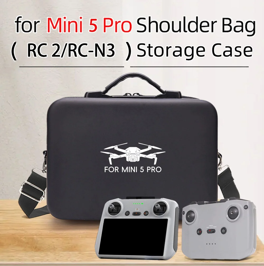 Sac de rangement pour DJI Mini 5 Pro porté en bandoulière, avec vue de face sur le logo DJI.