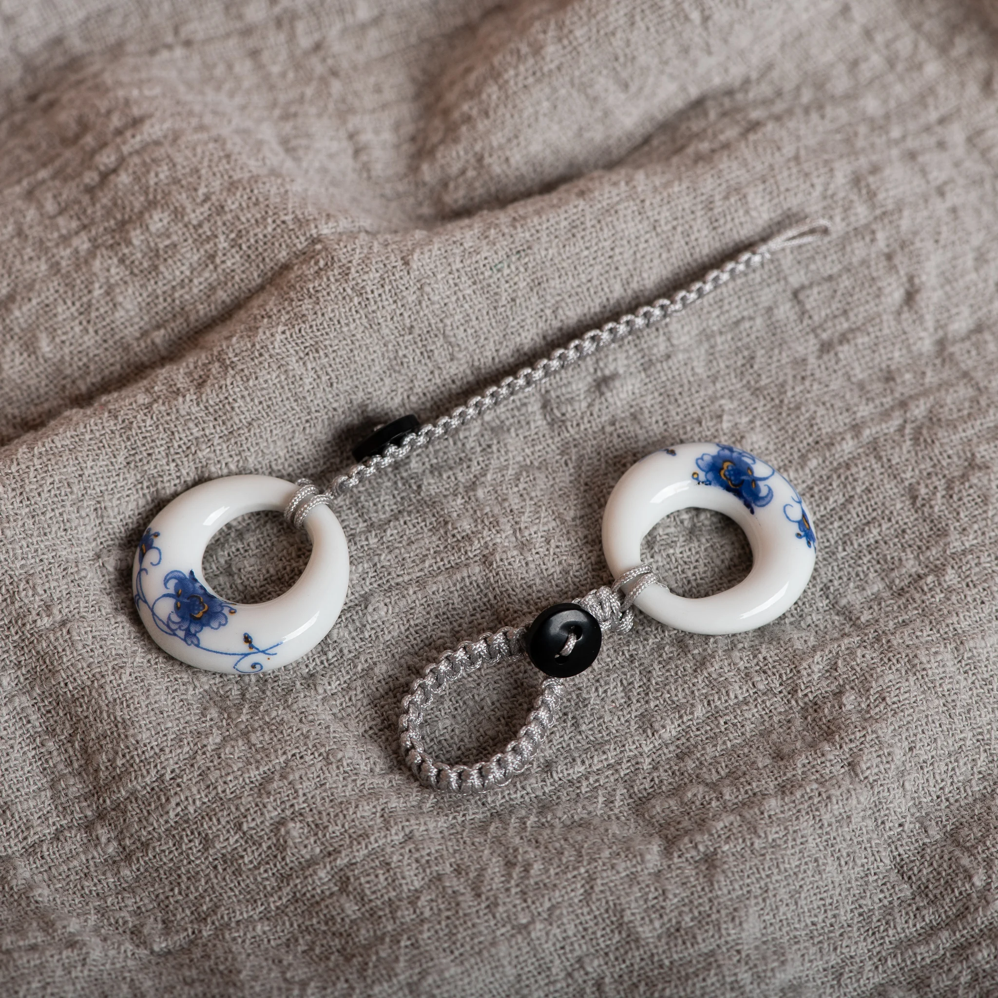 Vintage-Schlüsselanhänger aus blauer und weißer Keramik, handgefertigt, leicht, klassisches Porzellan, 25 x 25 mm, für den täglichen Gebrauch oder als Geschenk – Detail 6