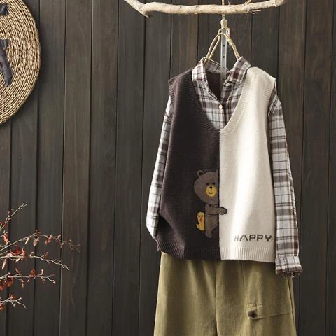 

2021 Spring Autumn Literary Simple Color Blocking Women's Knitted Vest Loose Versatile V-neck Girls' Casual Bear Pattern Coffee